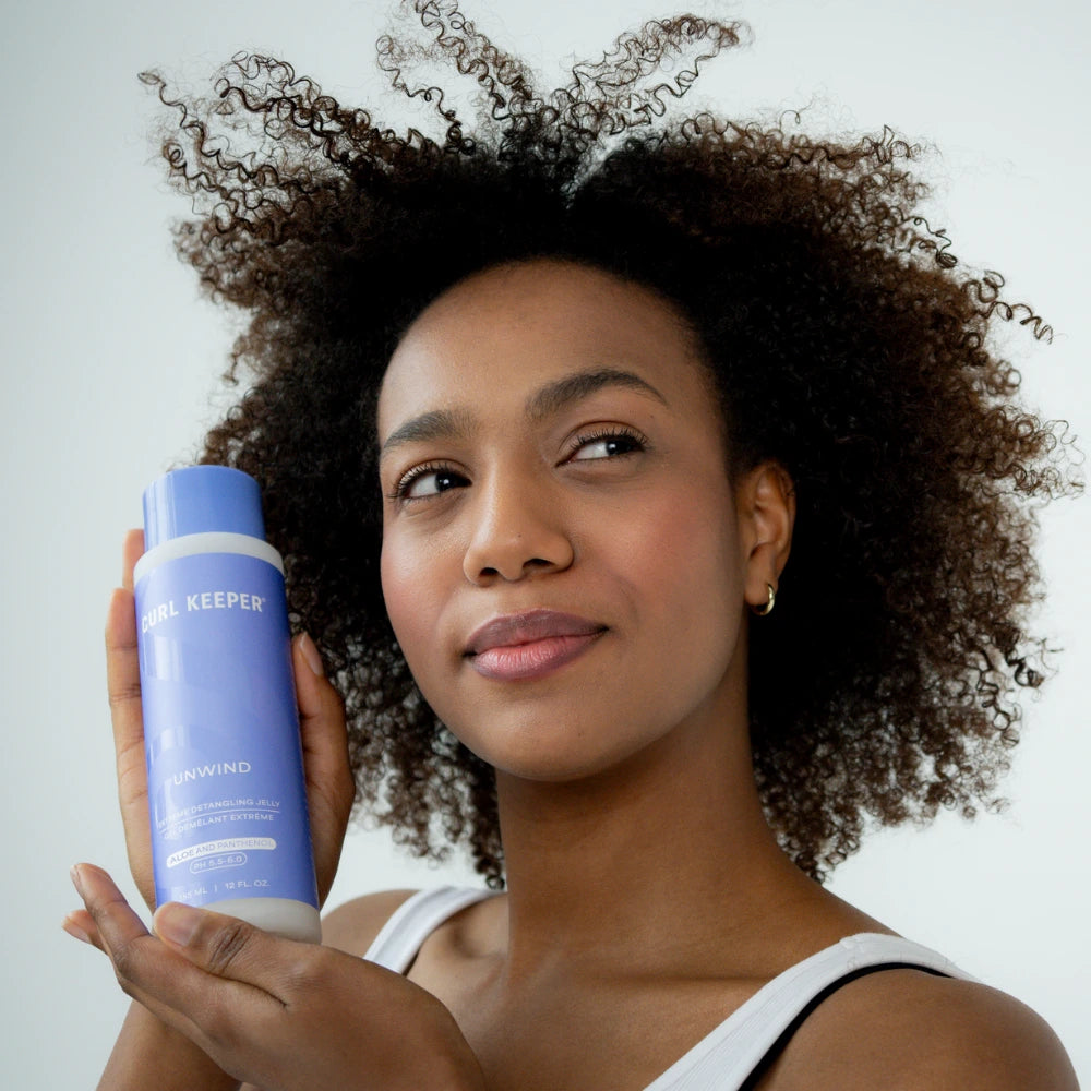 CurlKeeper_-_ExtremeDetanglingJelly_-_Unwind_-_12oz_-_Lifestyle4A.webp